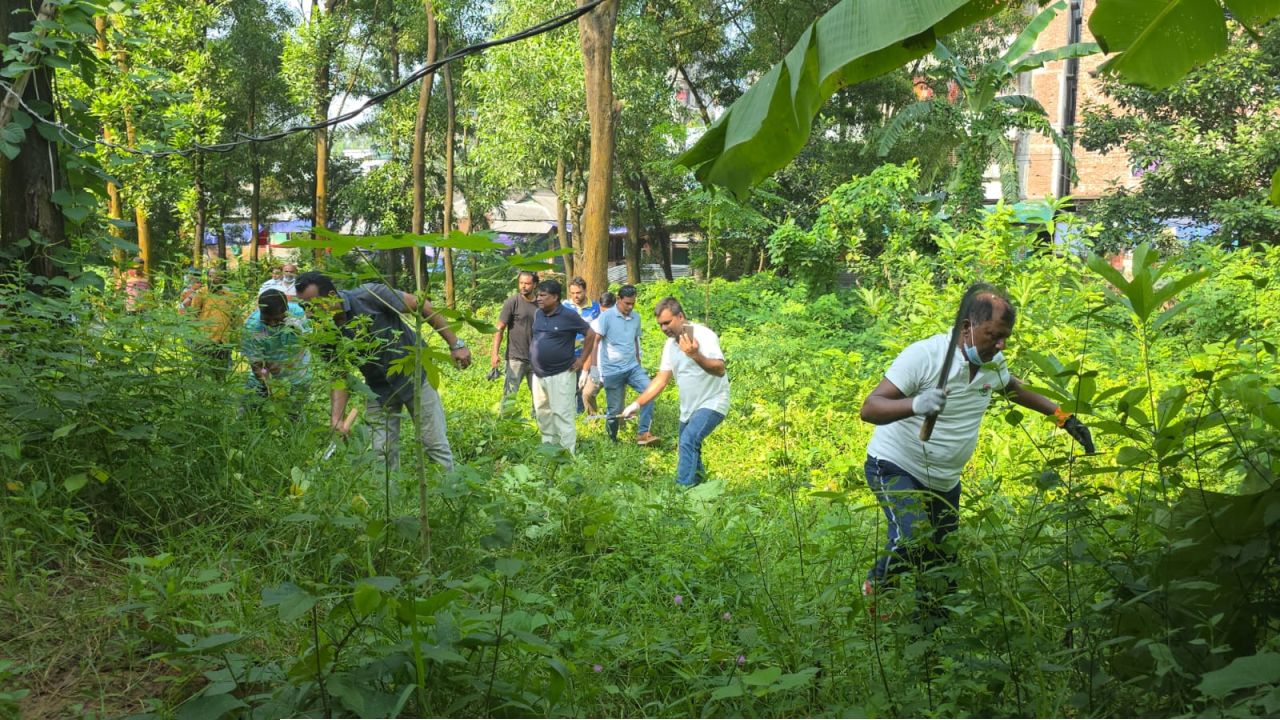 কালিয়াকৈর চন্দ্রা সরকারি কলেজে যুবদল নেতার উদ্যোগে পরিষ্কার-পরিচ্ছন্নতা অভিযান