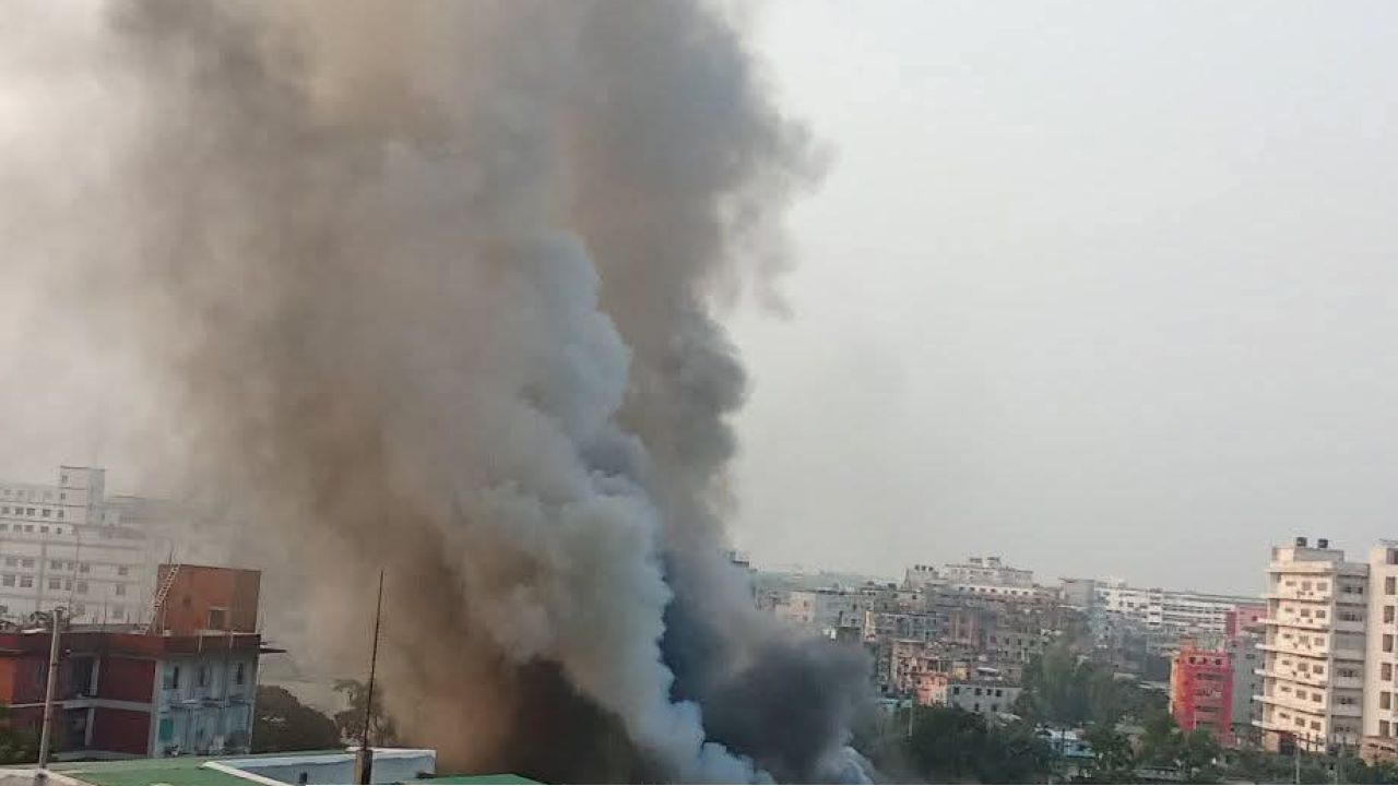 কালিয়াকৈরে ইবনে সিনা ঔষধ কারখানায় ভয়াবহ আগুন 