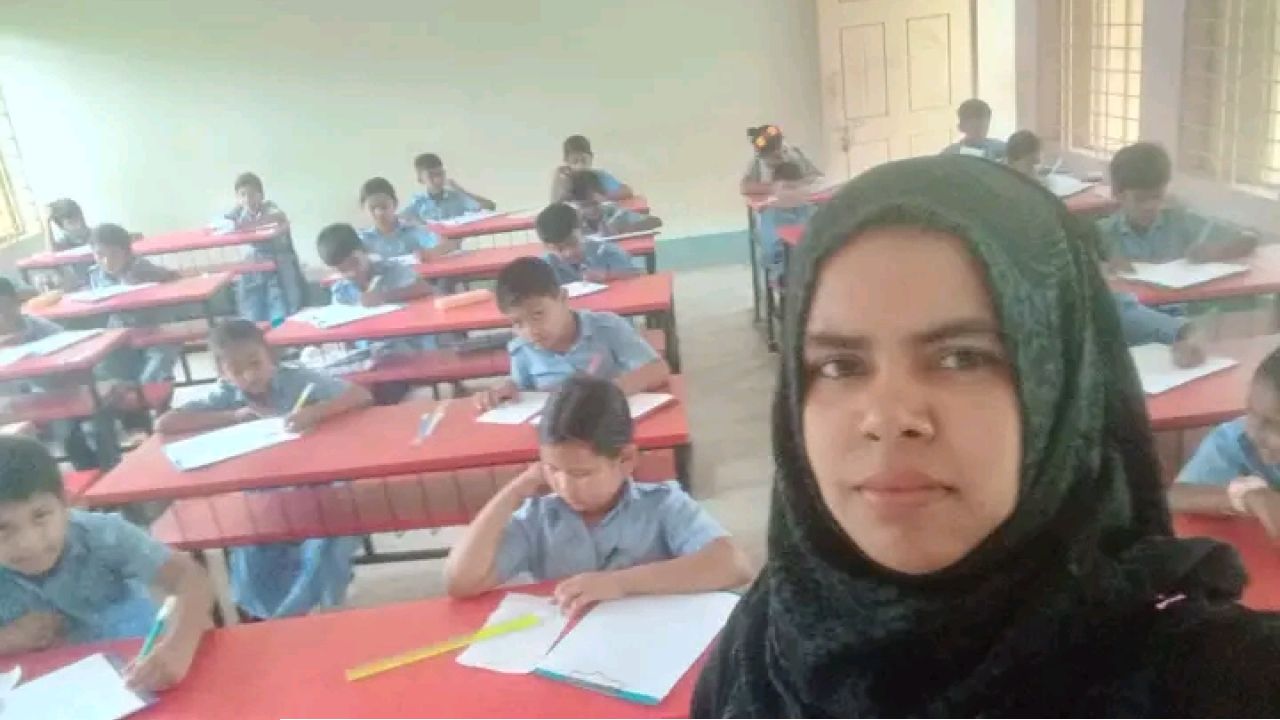 ​স্নেহের স্পর্শে বদলে যাচ্ছে শিক্ষার পরিবেশ: প্রশংসায় ভাসছেন শিক্ষক মর্জিনা ম্যাডাম