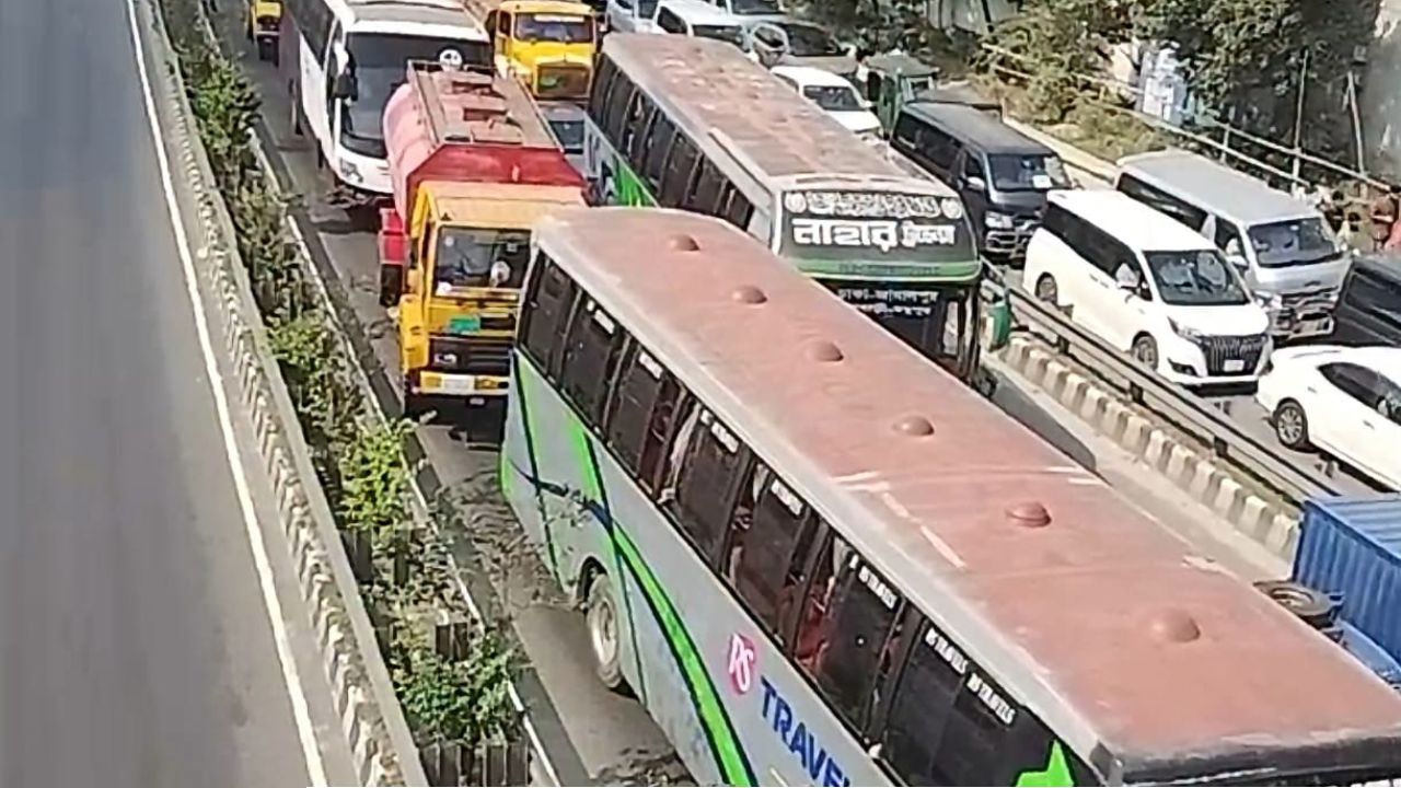 কালিয়াকৈরে অটোরিকশাচালকদের মহাসড়ক অবরোধ