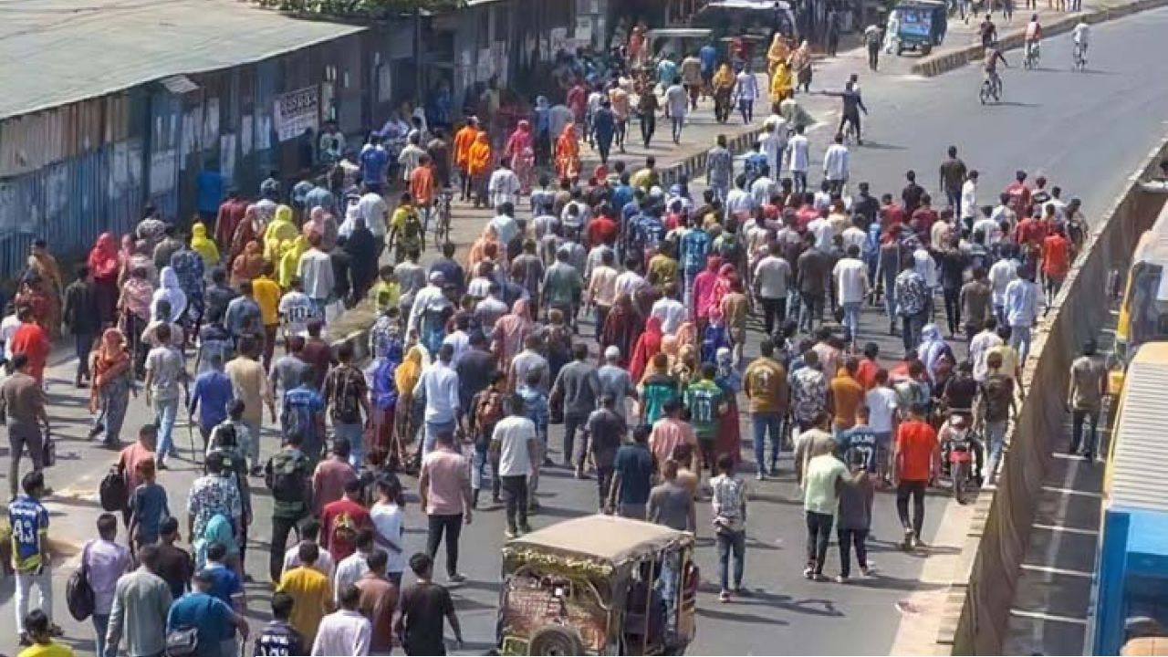 বেতন-ভাতা বৃদ্ধির দাবিতে ঢাকা -টাঙ্গাইল মহাসড়ক অবরোধ, ৭ কিলোমিটারজুড়ে যানজট